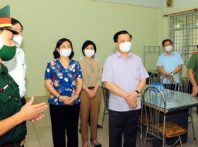 Image: Hanoi Party leader urges stringent enforcement of social distancing measures