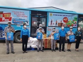 Image: Labour confederation provide aid worth over VND1.22 trillion to pandemic-hit workers