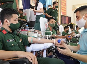 Image: Military youth joins blood drive to fight pandemic