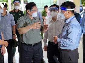 Image: PM Chinh Inspects COVID 19 Prevention Measures in HCM City Hotspot