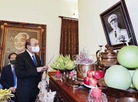 Image: President offers incense to General Vo Nguyen Giap