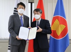 Image: ROK city sends 5,000 COVID-19 rapid test kits to Vietnam's Da Lat