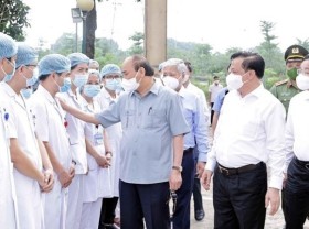 Image: State leader encourages frontline forces, residents of Hanoi in COVID-19 fight