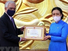 Image: UN Resident Coordinator in Vietnam honoured with friendship insignia