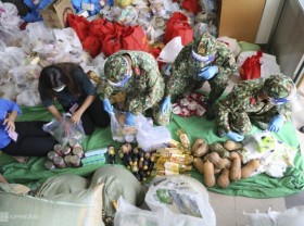 Image: Vietnam News Today August 24 Soldiers Supply Food to Ho Chi City Needy Citizens