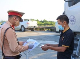 Image: Vietnam vaccinates logistics workers to maintain trade flow