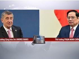 Image: Vietnamese, Czech PMs talk cooperation in COVID-19 fight