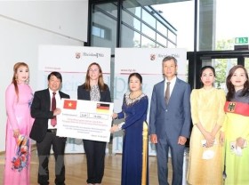 Image: Vietnamese expats in Germany donate to support flood victims in German localities