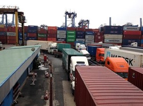Image: Overloaded Cat Lai Port to suspend receiving goods