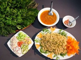 Image: Sashimi-like salad offered in Thanh Hoa