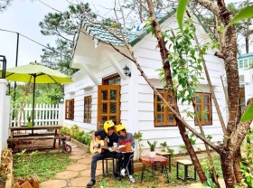 Image: Selling a house in Hanoi, a young couple go to the Central Highlands to work as a homestay