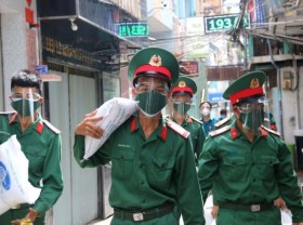 Image: Soldiers help HCM City residents in coronavirus battle