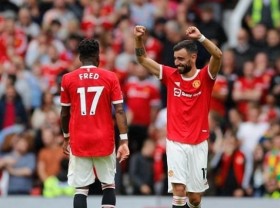 Image: Fernandes fires hat-trick as Man United thrash Leeds in season opener