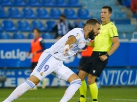 Image: Football: Benzema double helps Real to winning start at Alaves
