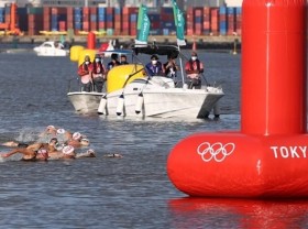 Image: Olympics: Ana Marcela Cunha wins women's marathon swimming gold