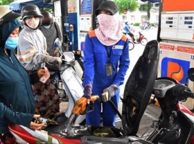 Image: Petrolimex cuts petrol prices to support COVID-19 fight