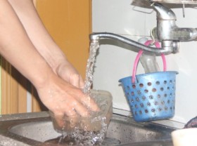 Image: Vietnam cuts water and telecommunications bills to support virus-hit residents