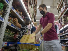 Image: Expats in Ho Chi Minh City Experience Shopping with Market Entrance Tickets