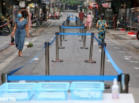 Image: New scene of buying and selling with finger signs at the “rich” market in Hanoi’s old quarter