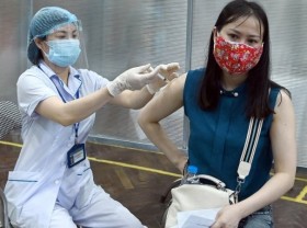 Image: Hanoi residents receive vaccination against COVID-19