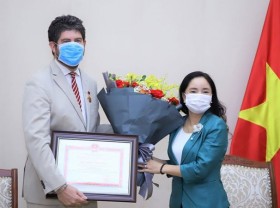 Image: UNESCO Chief Representative honoured with medal for contributions to Vietnam