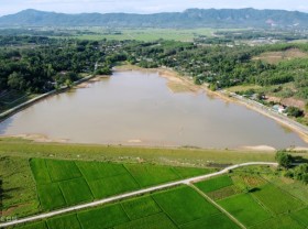 Image: People catch fish when the dam runs dry