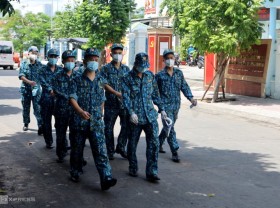 Image: Soldiers deliver food to people’s homes in Nha Trang