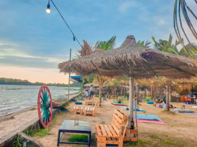 Image: Travel to Can Tho artificial beach to cool off, kayak and live a virtual life