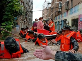 Image: China cities declare rain 'red alerts' as flood death toll hits 21