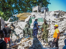 Image: Haiti quake survivors cry for help as death toll nears 2,000