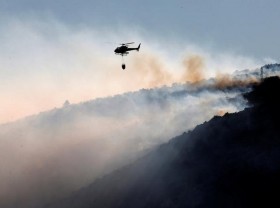 Image: Hundreds of firefighters tackle wildfire in southern France