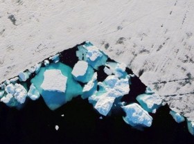 Image: Rain falls at Greenland ice summit for first time on record