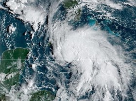 Image: US Gulf Coast residents flee 'extremely dangerous' Hurricane Ida