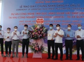 Image: Quang Ninh grants investment registration certificate to silicon wafer project