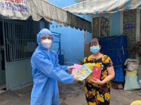 Image: HCM City gives free books to people in locked-down zones