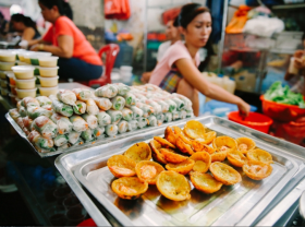 Image: In the snack area of ​​Xom Chieu market, everything is available, the price is super cheap