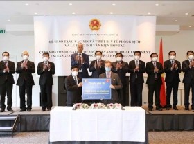 Image: Belgian Foreign Ministry hands over 100,000 doses of vaccine to Vietnam