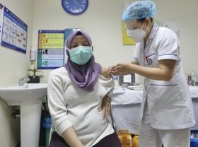 Image: COVID-19: 4,000 foreigners vaccinated in Hanoi