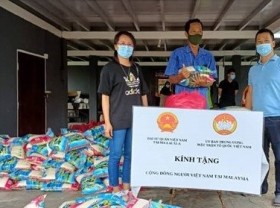 Image: COVID-19: Vietnamese in Malaysia receive gifts
