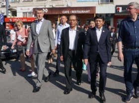 Image: Czech PM meets with representatives of Vietnamese community