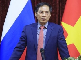 Image: FM Bui Thanh Son meets Vietnamese community in Russia