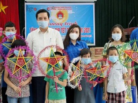 Image: Gifts presented to disadvantaged children on Mid-Autumn Festival