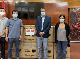 Image: Nhan Dan Newspaper presents masks to Portuguese friends