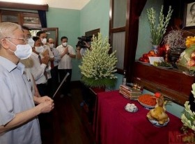 Image: Party leader pays tribute to President Ho Chi Minh