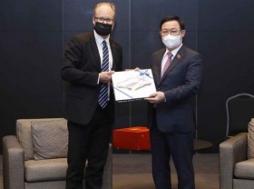 Image: Top legislator receives Salo mayor, international entrepreneurs