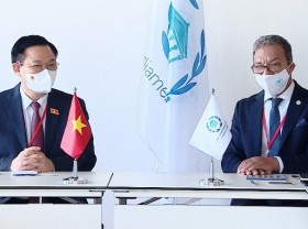 Image: Top Vietnamese legislator meets with IAEA leader