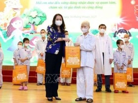 Image: Vice President presents gifts to child patients for full-moon festival