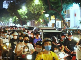 Image: People poured into the street to play mid-autumn festival