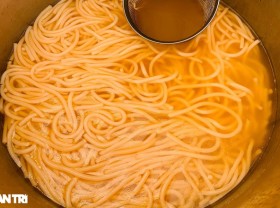 Image: Red vermicelli – a “remembering” dish in the capital city of Ban Me