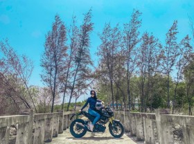 Image: The young girl likes to go on a road trip by motorbike